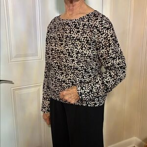 Gentle Fawn Black and White Abstract Printed Long-Sleeve Blouse with scoop neck